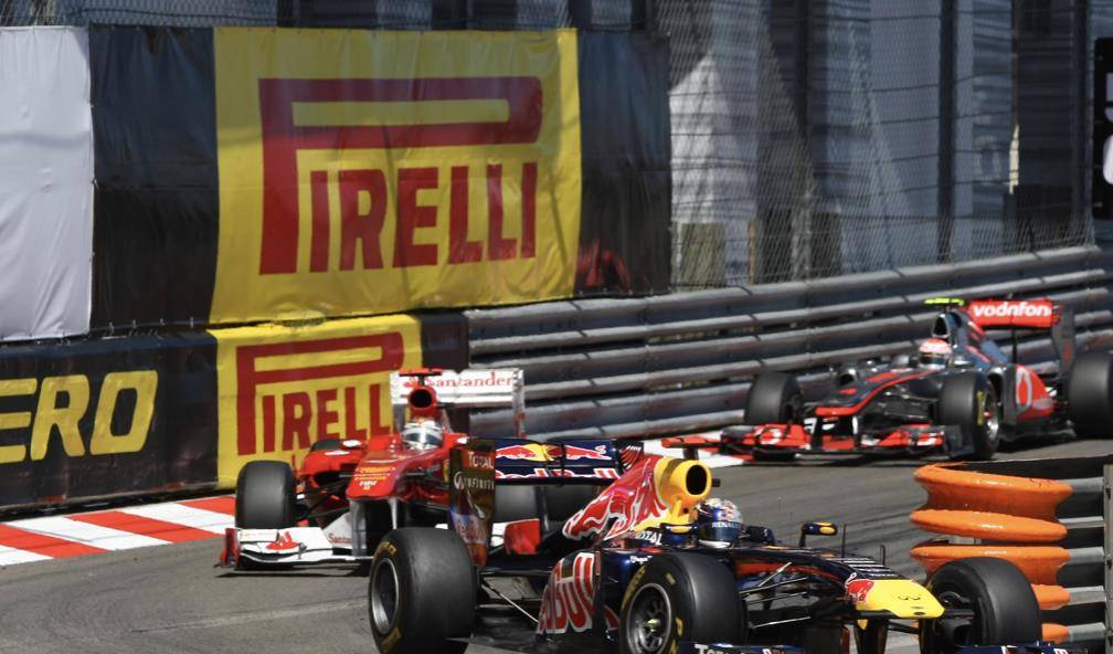 规定当安全车超过两圈以上时,安全车方可自动切换成红旗并驶回维修站