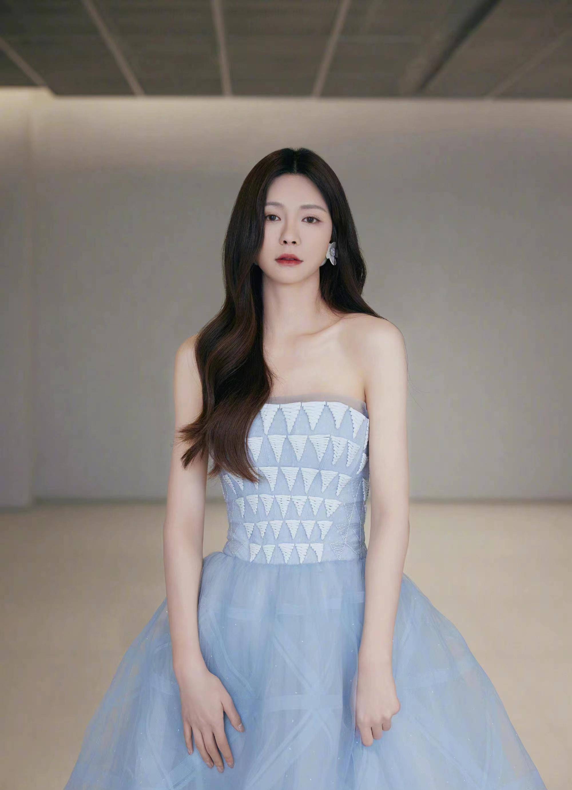 沈梦辰主持节目,穿一身雾蓝色薄纱抹胸长裙,甜美又仙气_气质_造型_好