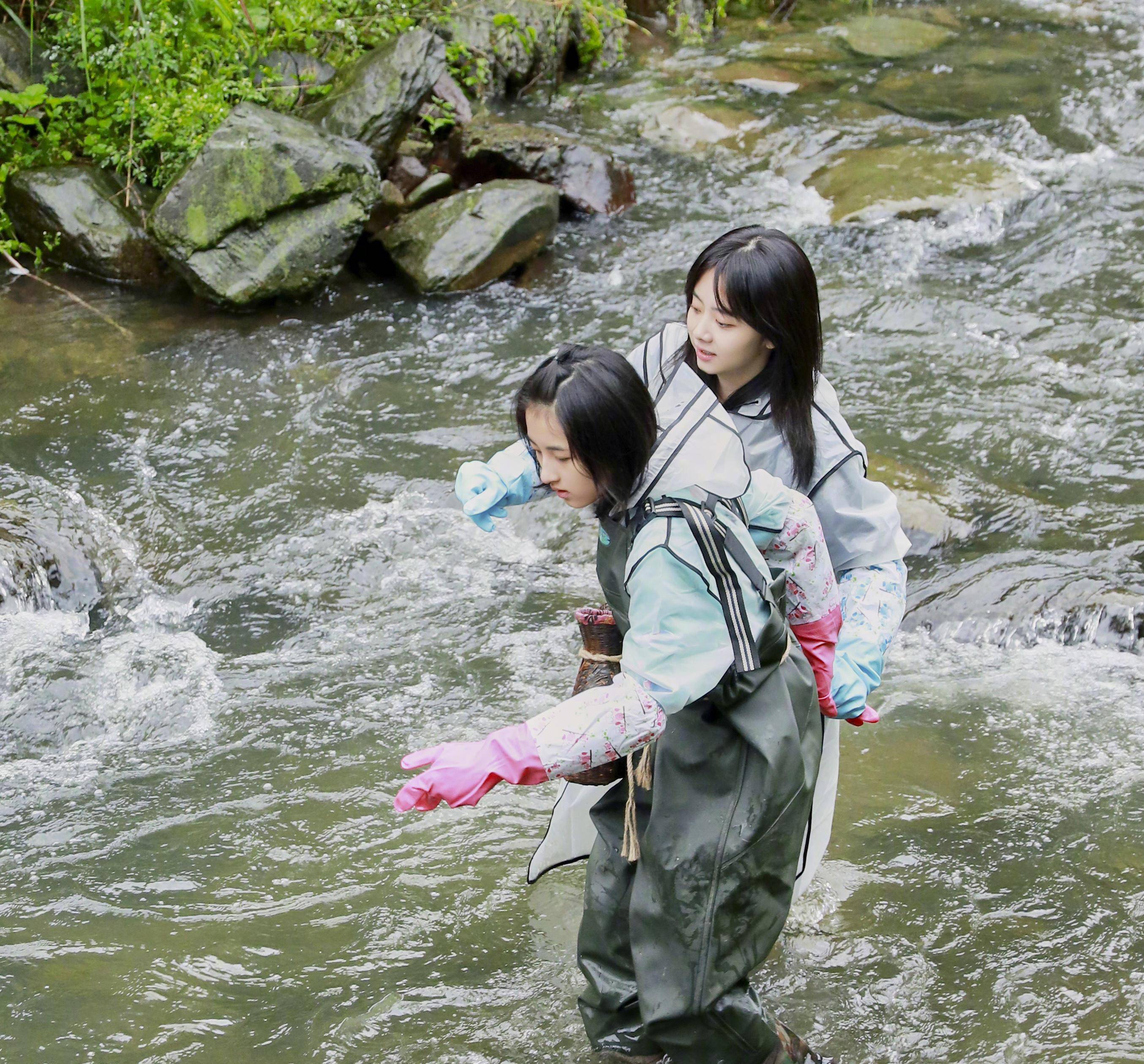 谭松韵和张子枫《向往的生活》一见如故,气场相近的人咋看都舒服_时候