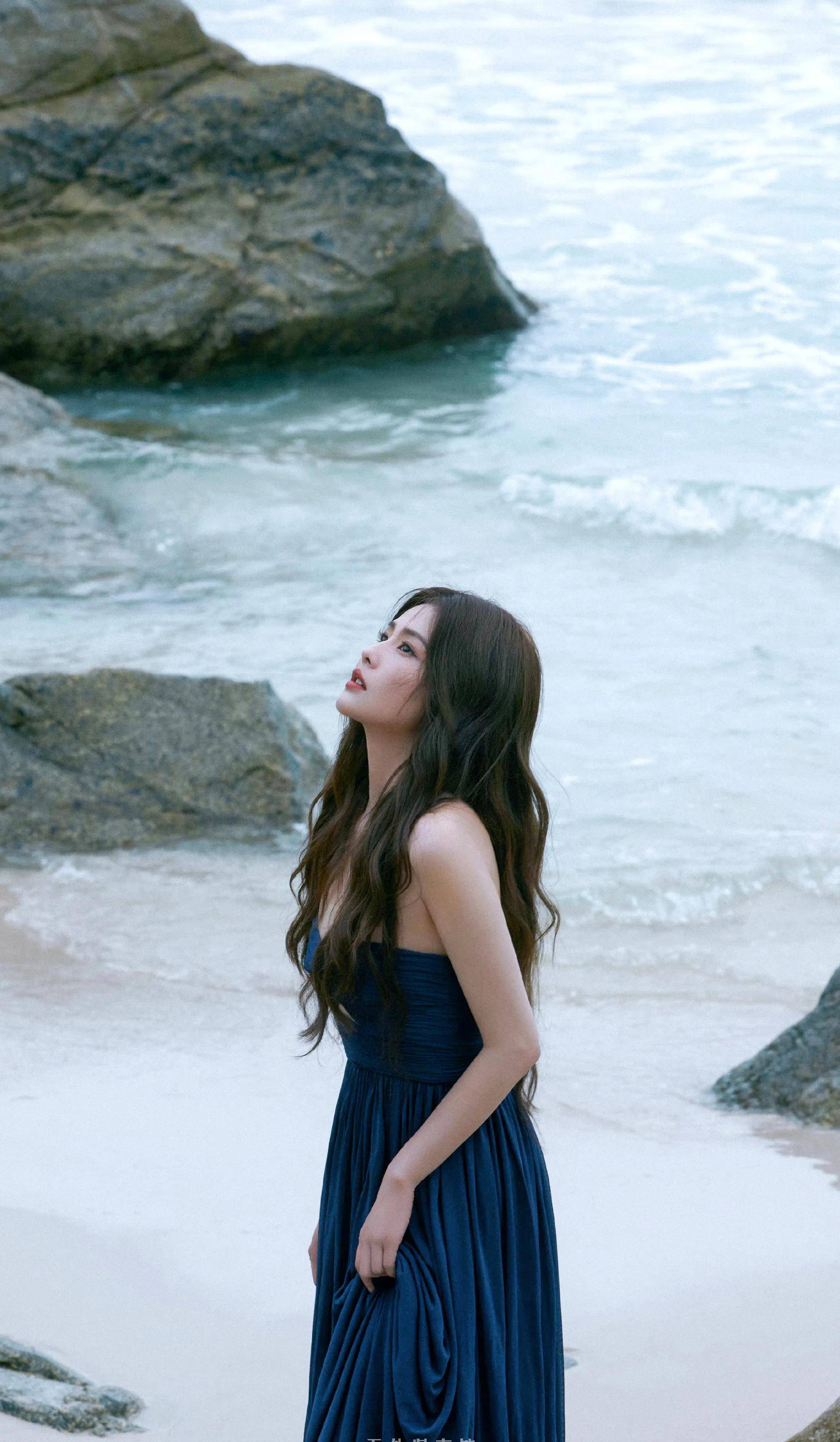 白鹿海边化身人鱼公主,穿蓝色抹胸长裙小露事业线太撩人!