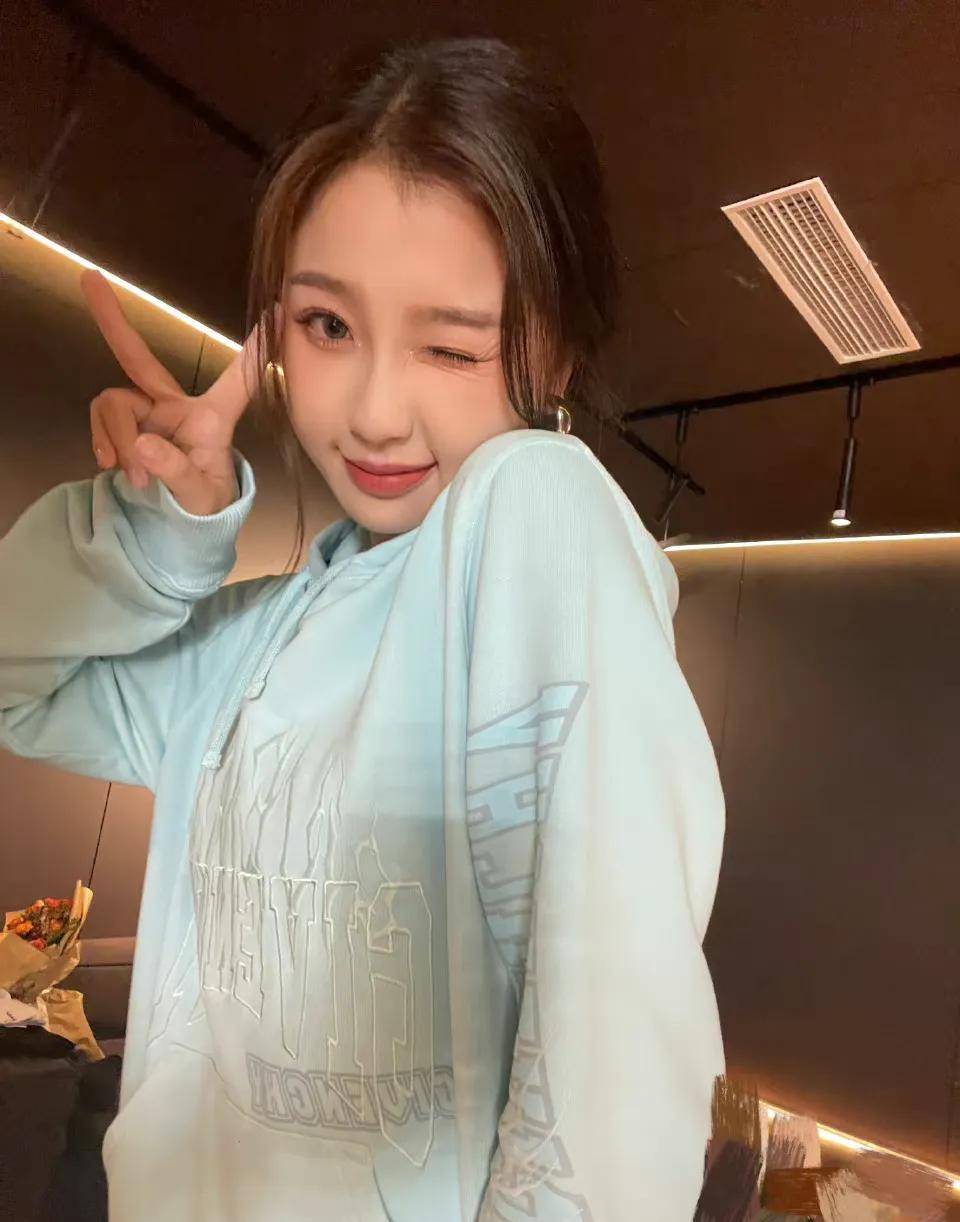 虞书欣库存照,穿毛衫吊带抹胸花裙子秀好身材,娇俏可爱 又甜又辣