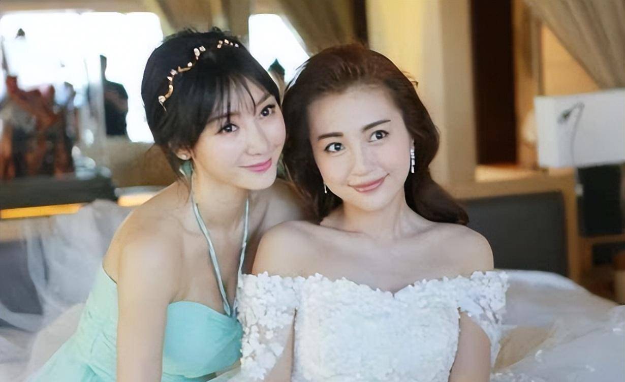 2016年3月,柳岩受邀以伴娘身份参加包贝尔,包文婧婚礼,当天有个撕名牌