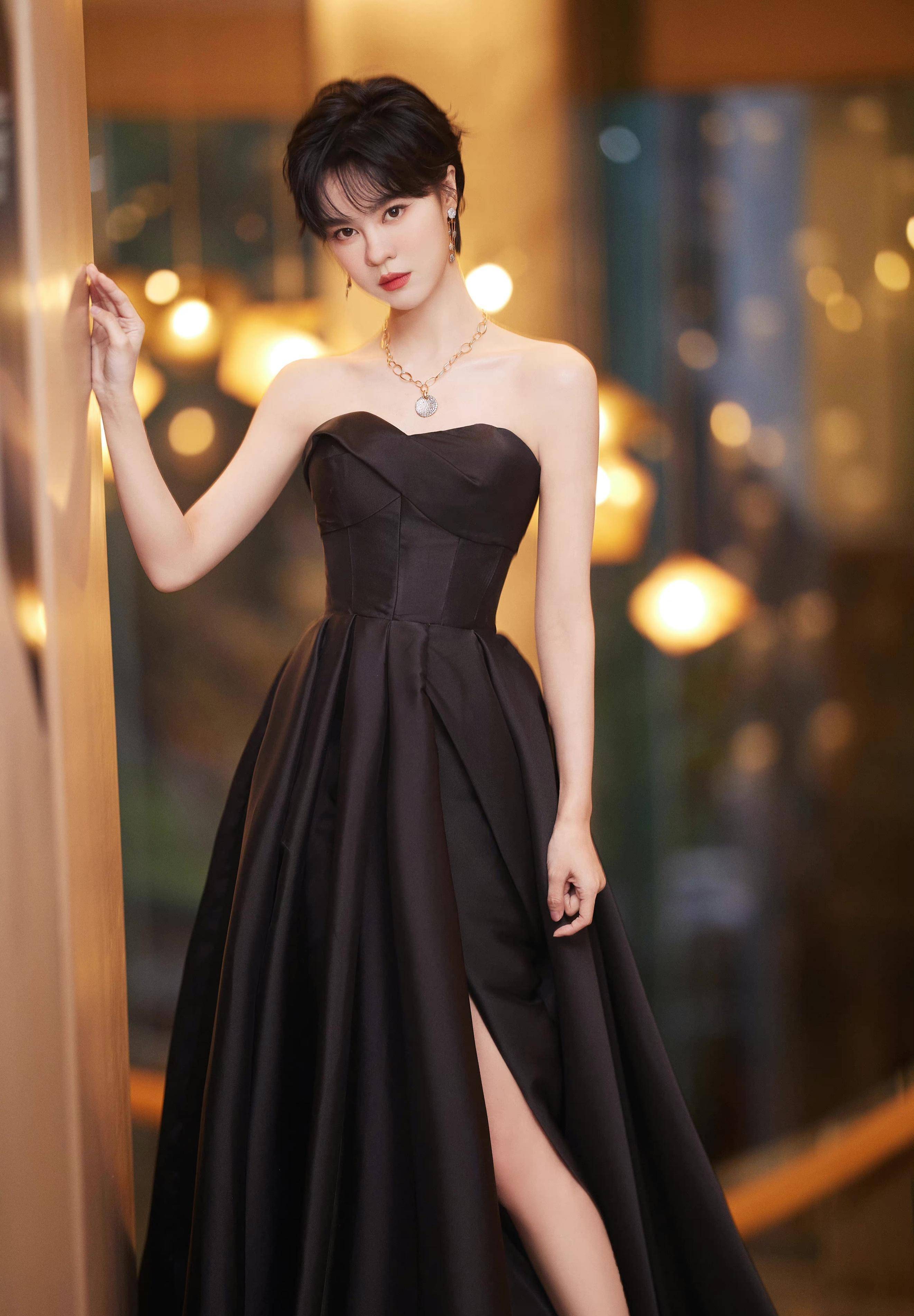 郁可唯的美貌被低估,穿抹胸黑裙秀"筷子腿",狗啃短发又酷又美_黑色_的