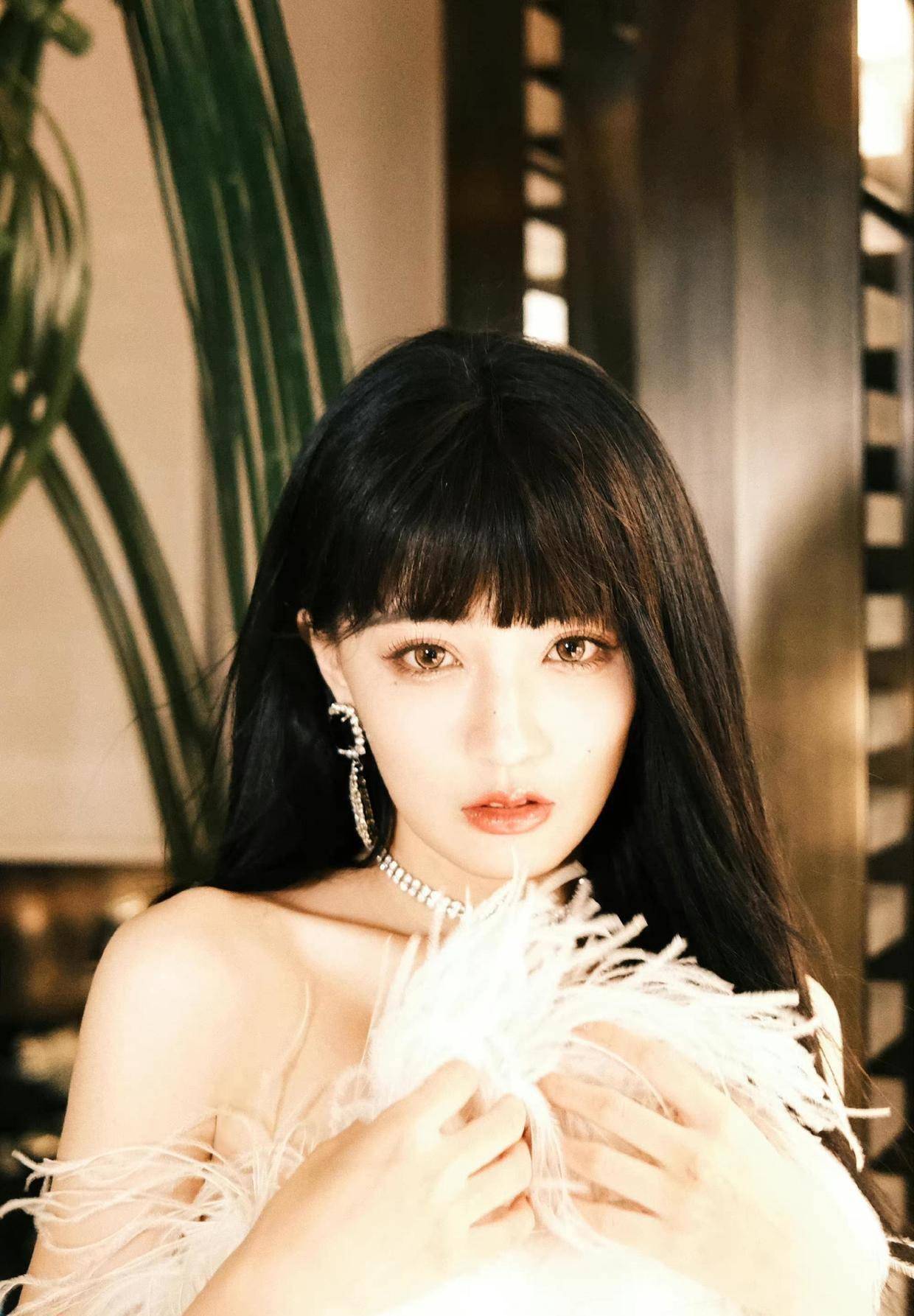 徐璐风格大变,留黑长直还剪了齐刘海,配白色抹胸裙我真的认不出