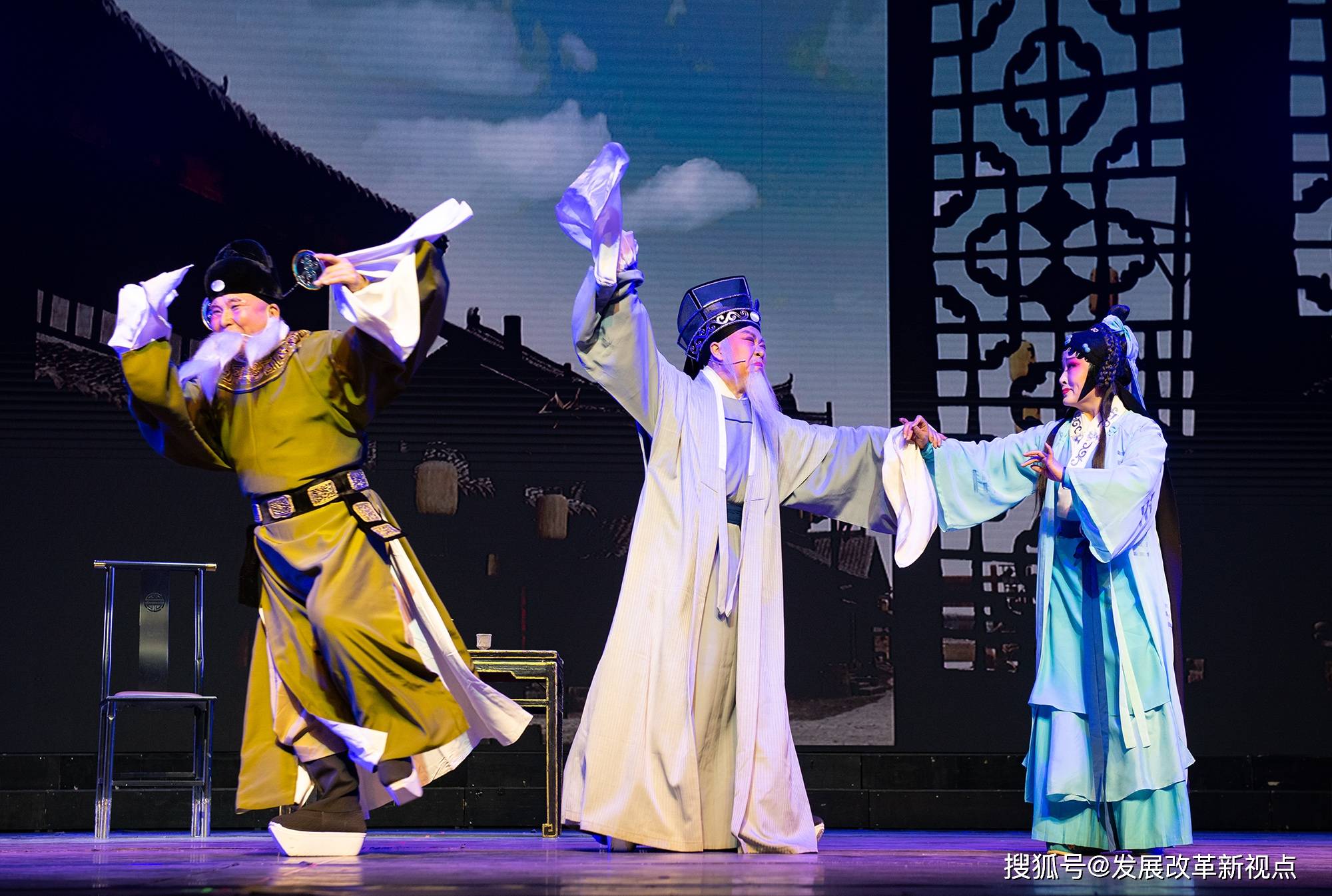 清风养正气,育人于无声:新编廉政晋剧《褚鈇督漕》在左权县巡演_观众