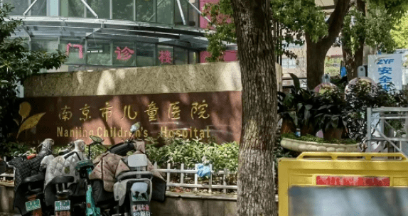 男婴静脉被注射配方奶 家长被瞒5天（小儿静脉输液扎针视频）