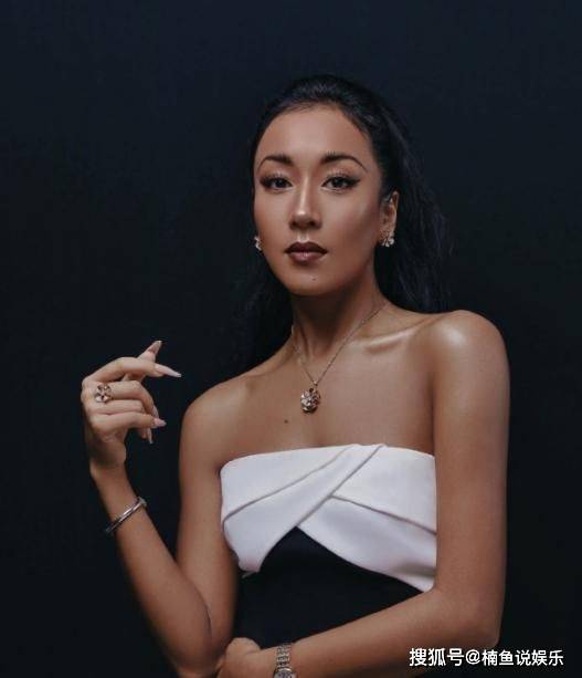 你喜欢这样的黑皮美人吉克隽逸吗?