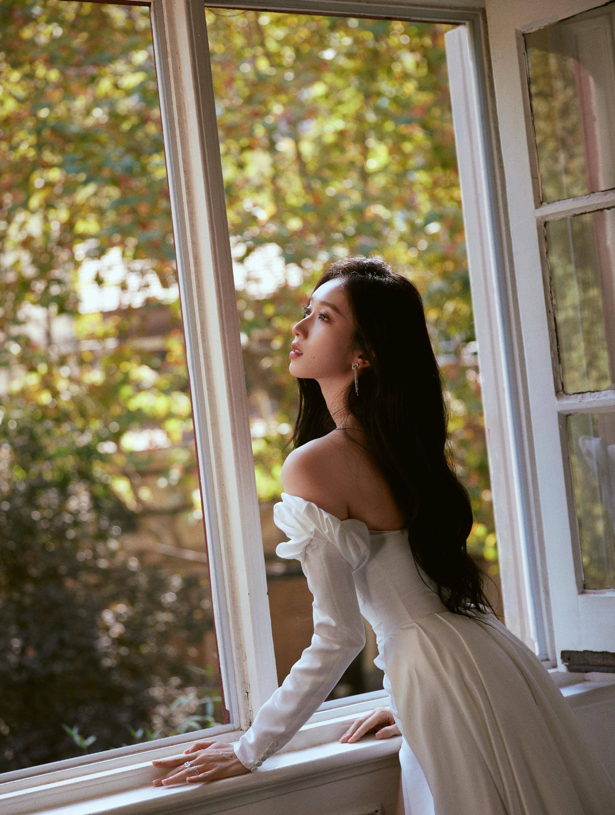 "元英"刘令姿宜古宜今,身穿纯白低胸小v长裙勾勒