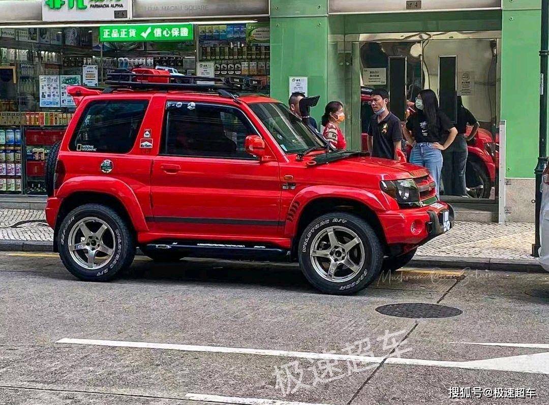 曾经国产,个性又新潮,街头实拍帕杰罗pajero(io),辨识度真高_搜狐汽车