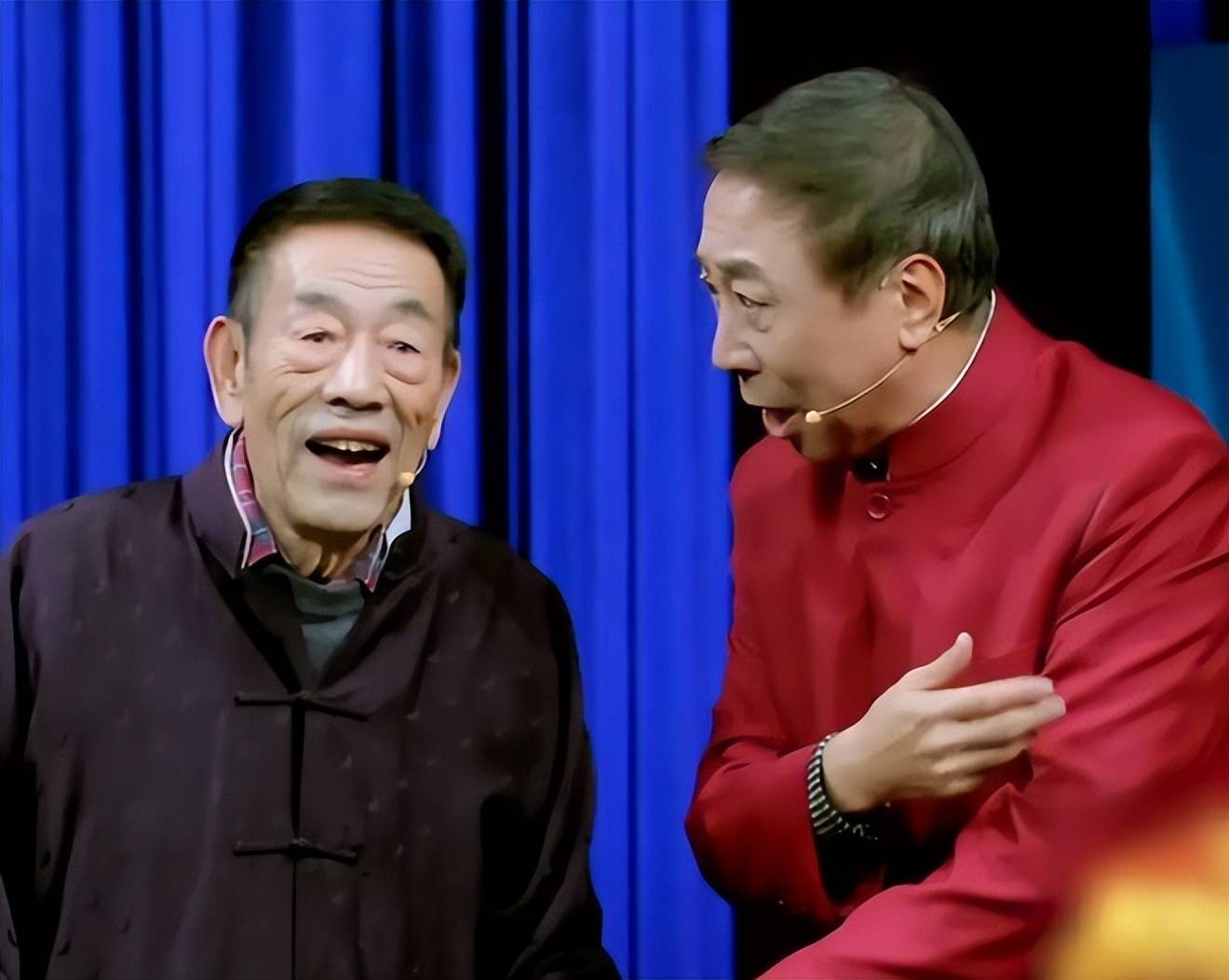 韩兆下跪被指作秀,垃圾桶旁给杨少华磕头,对方懒理迈步离开_老爷子