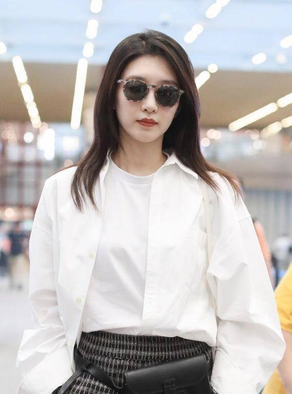 江疏影超爱穿的这件"白衬衫",百搭还时髦,轻松穿出好气质!