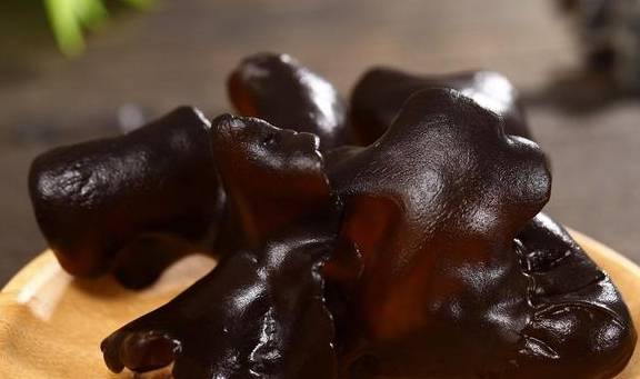 相关的不适症状对于那些过敏体质的人来说,也最好少吃一些新鲜的木耳