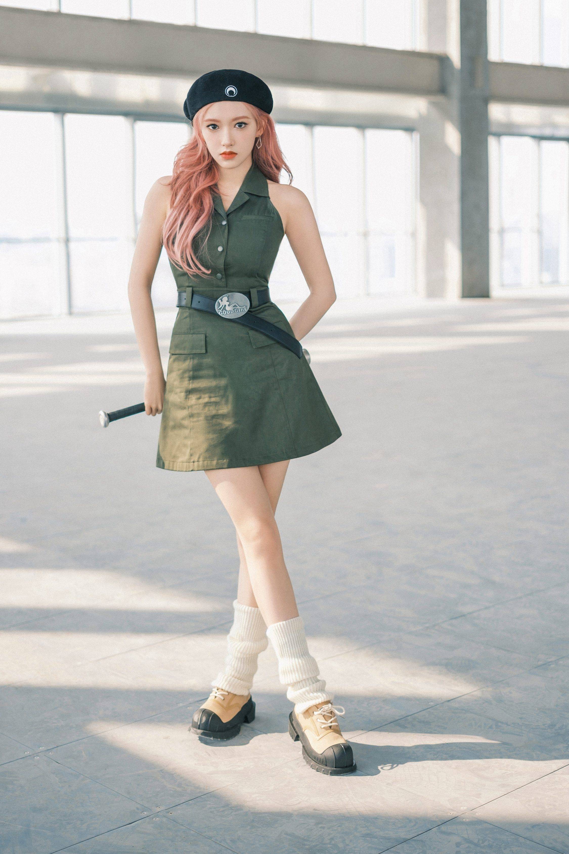 程潇黑色贝雷帽绿色背心裙性感写真