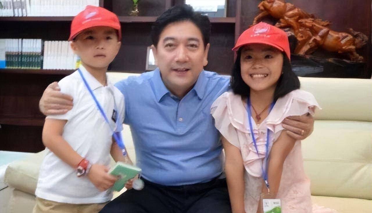 水均益:抛弃糟糠妻,转身娶小13岁杨迪,为何能得到女儿力挺_工作_女子