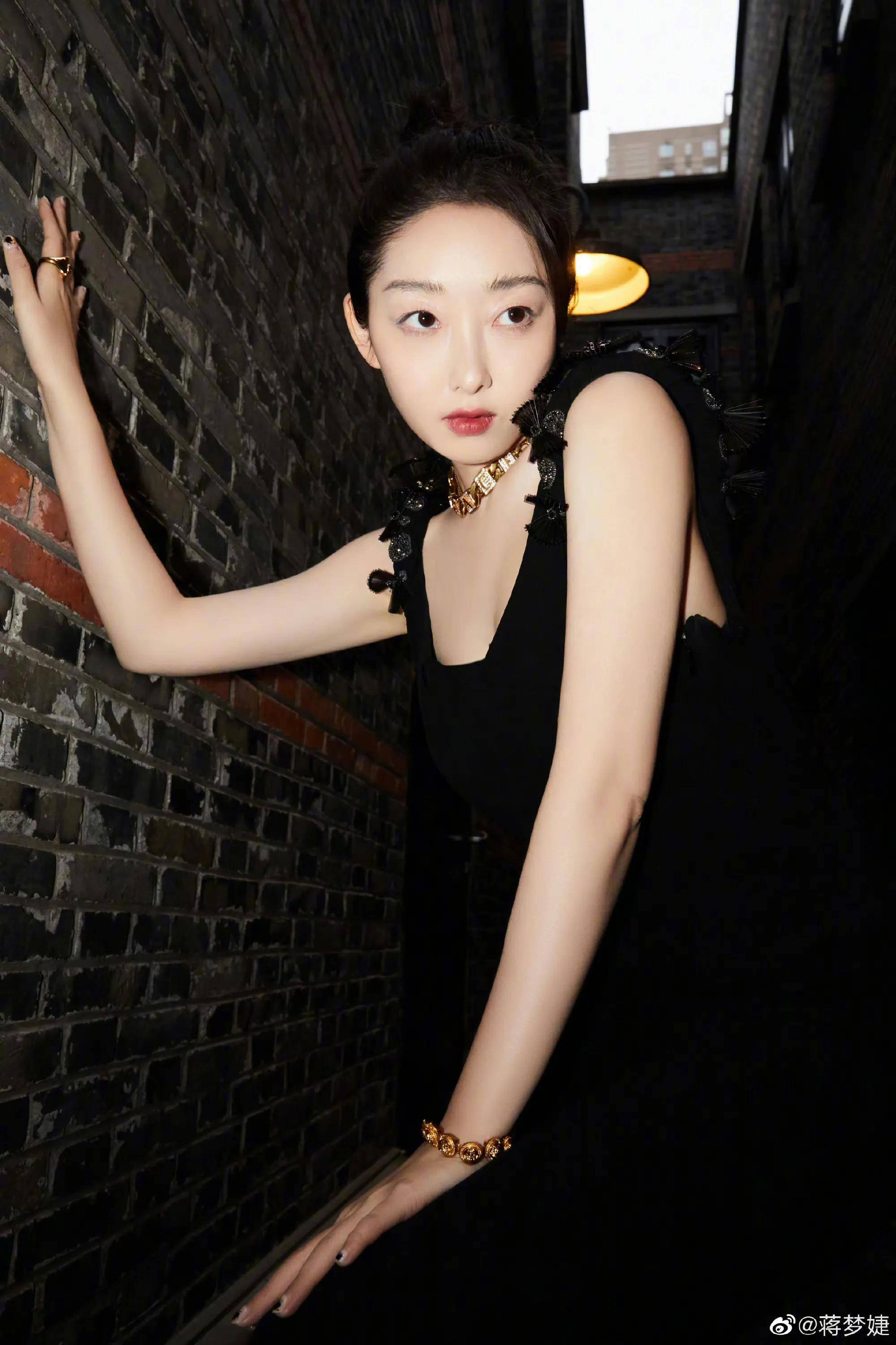 蒋梦婕被偷拍裙底,视频发各大群,有人以此勒索要钱,扬言毁了她_工作_