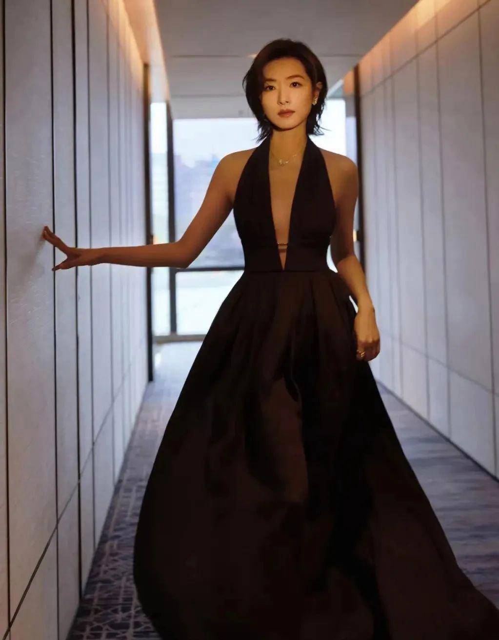 42岁的万茜真大胆,穿深v,让陈坤"假戏真做",老公至今成迷_连衣裙_因为