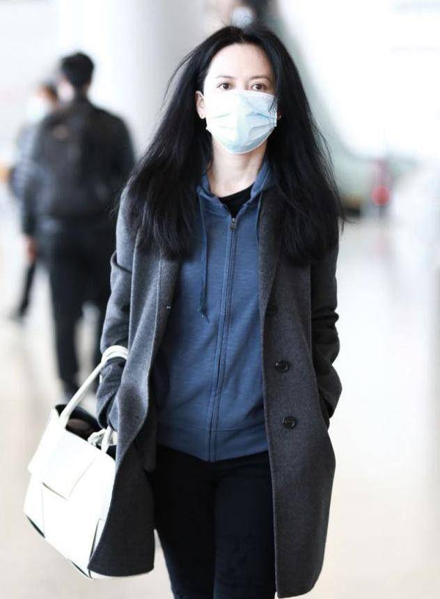 俞飞鸿穿衣从不复杂,灰色大衣搭卫衣,运动鞋,休闲随性又时髦