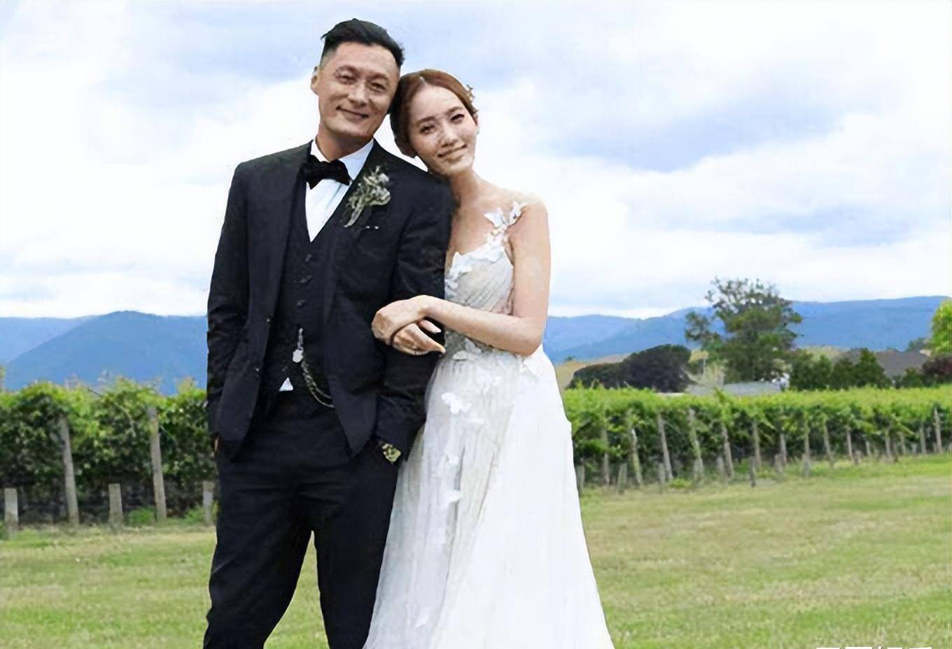 余文乐亏钱卖房套现!