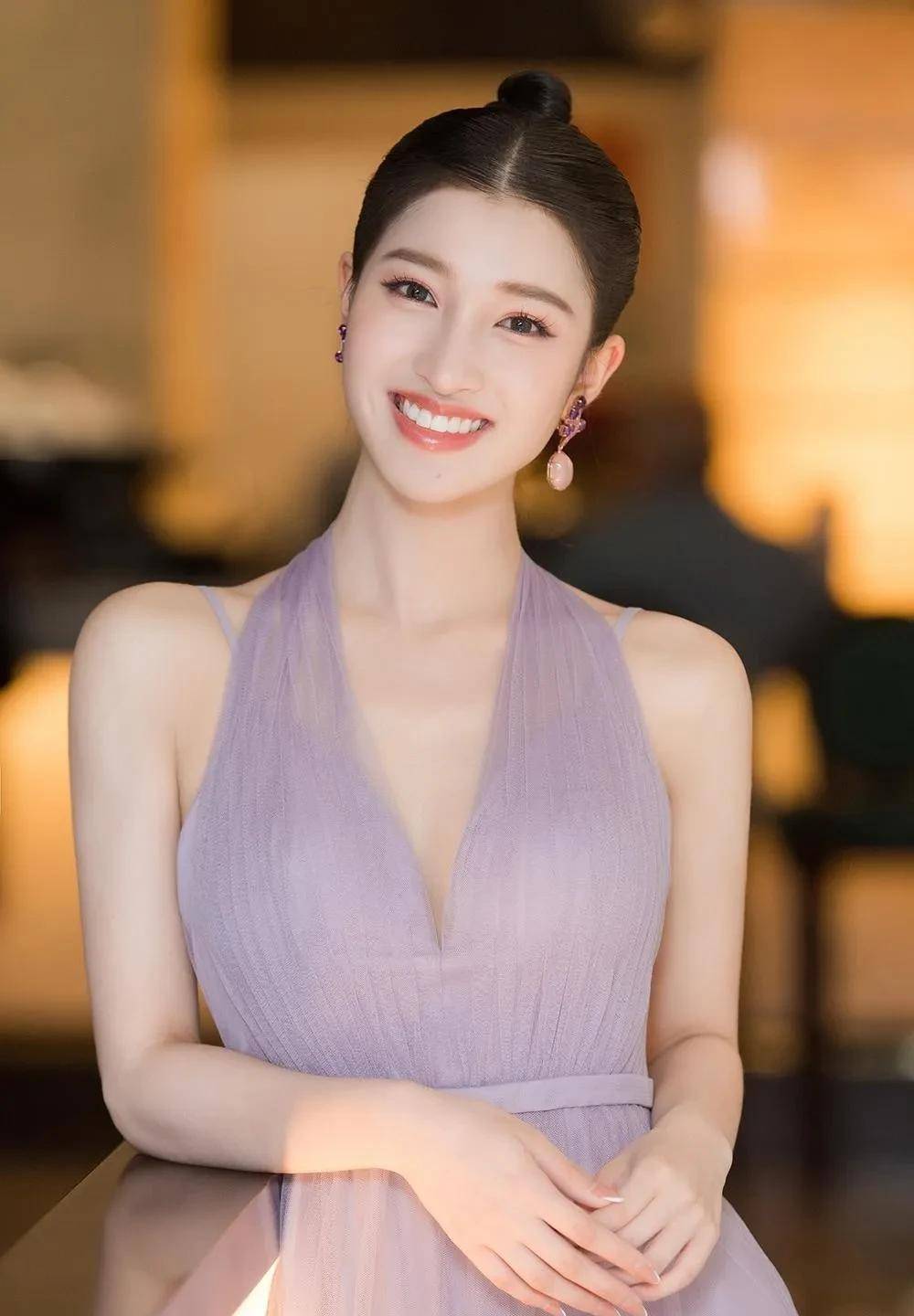 杜美玲,荧仙在越南首都聚会时炫耀性感,柔美的曲线