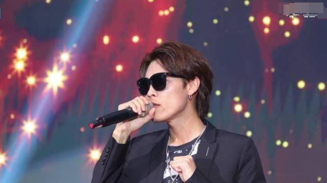 需要被说服的浪子歌手,靠着一首爆款赚了很多钱,身家也涨到上亿_歌曲