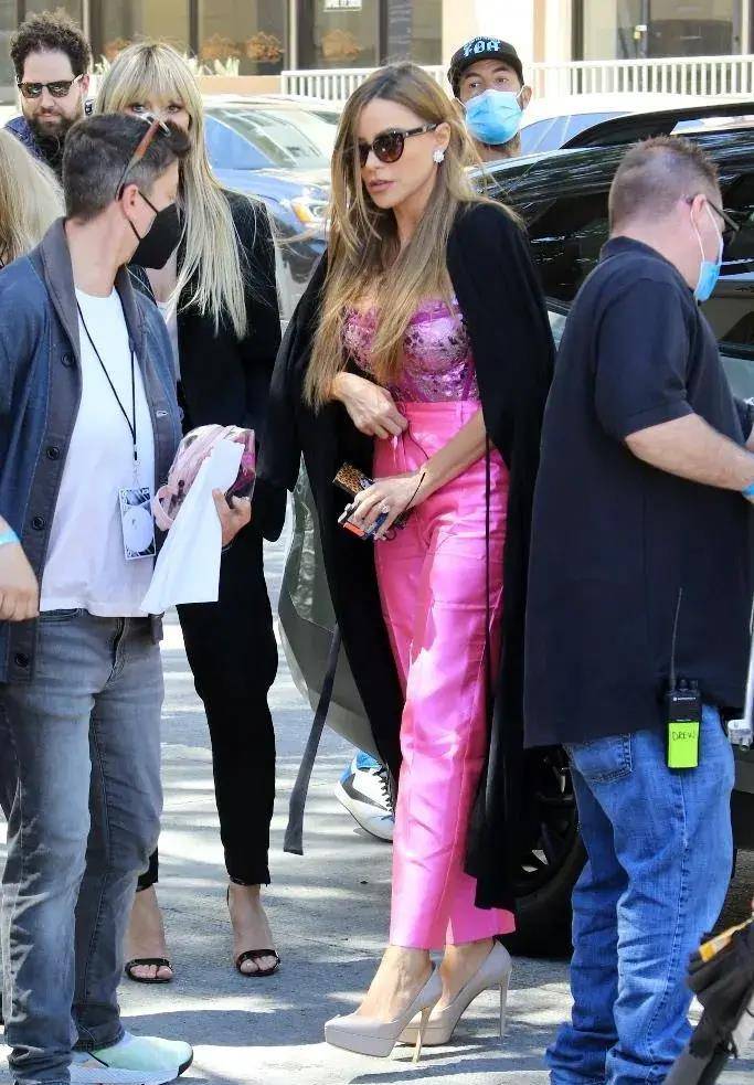 美国女星索菲娅·维加拉 (sofia vergara)的性感高跟鞋_皮革_黑色