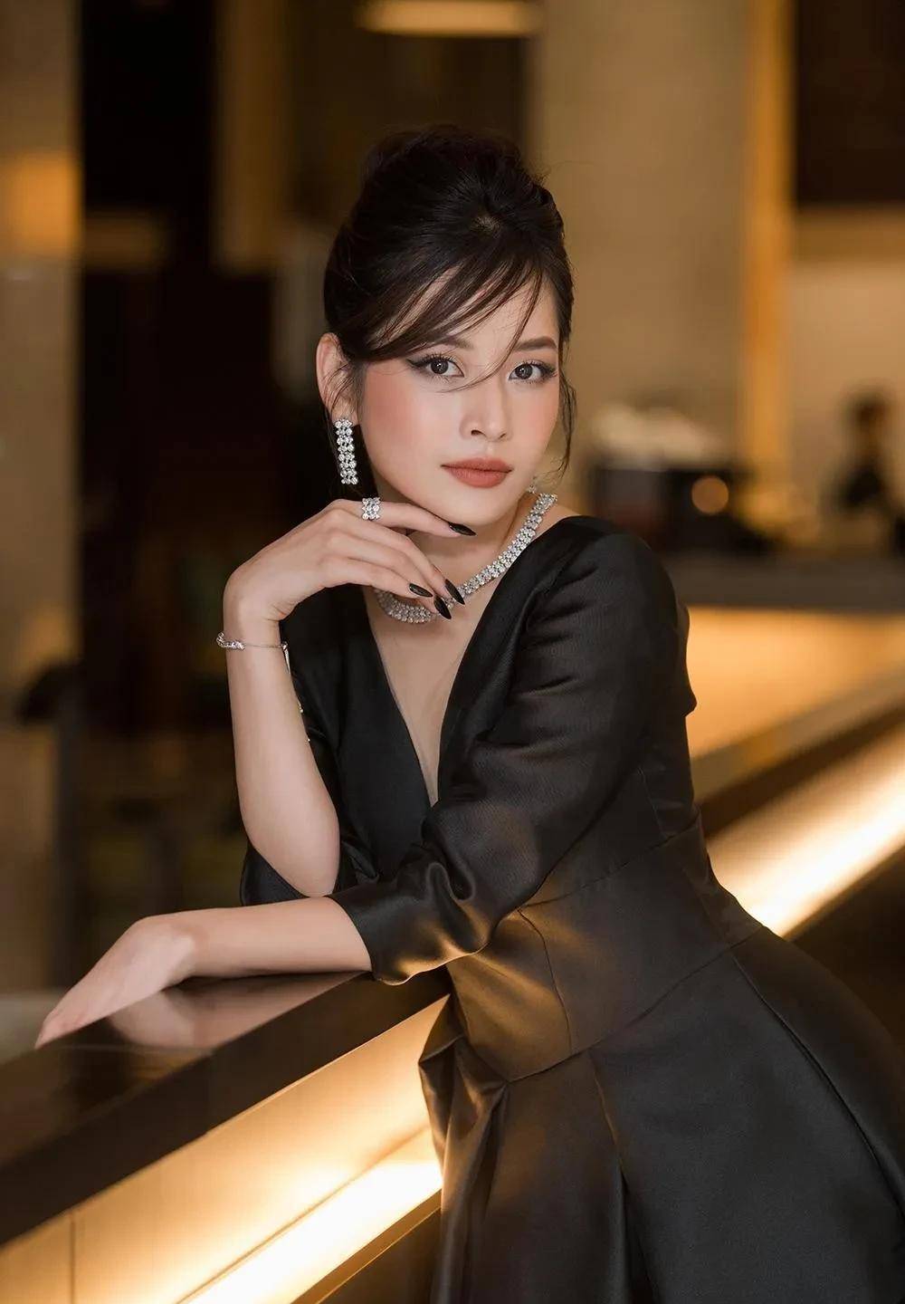 杜美玲,荧仙在越南首都聚会时炫耀性感,柔美的曲线_小姐_穿着_梁荧玲