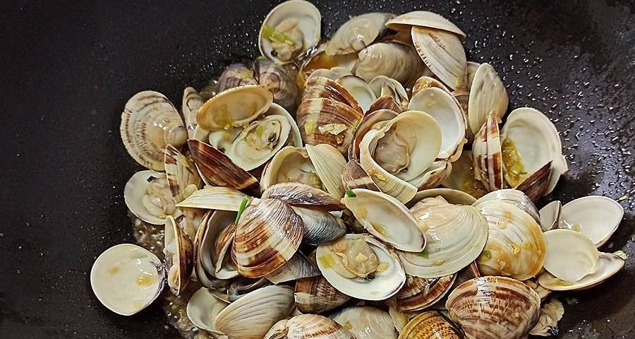 【产品图】:满满充满海鲜气息的"酱汁爆白蛤"就做好了,看上去开始流