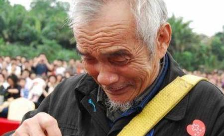 傻老头无儿无女,去世之后却豪车云集,村民们打听情况后,哭了_张富贵