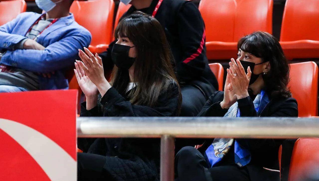 前新疆主帅阿的江,妻子年过50仍气质十足,女儿阿迪娜,太美了_阿尔斯兰