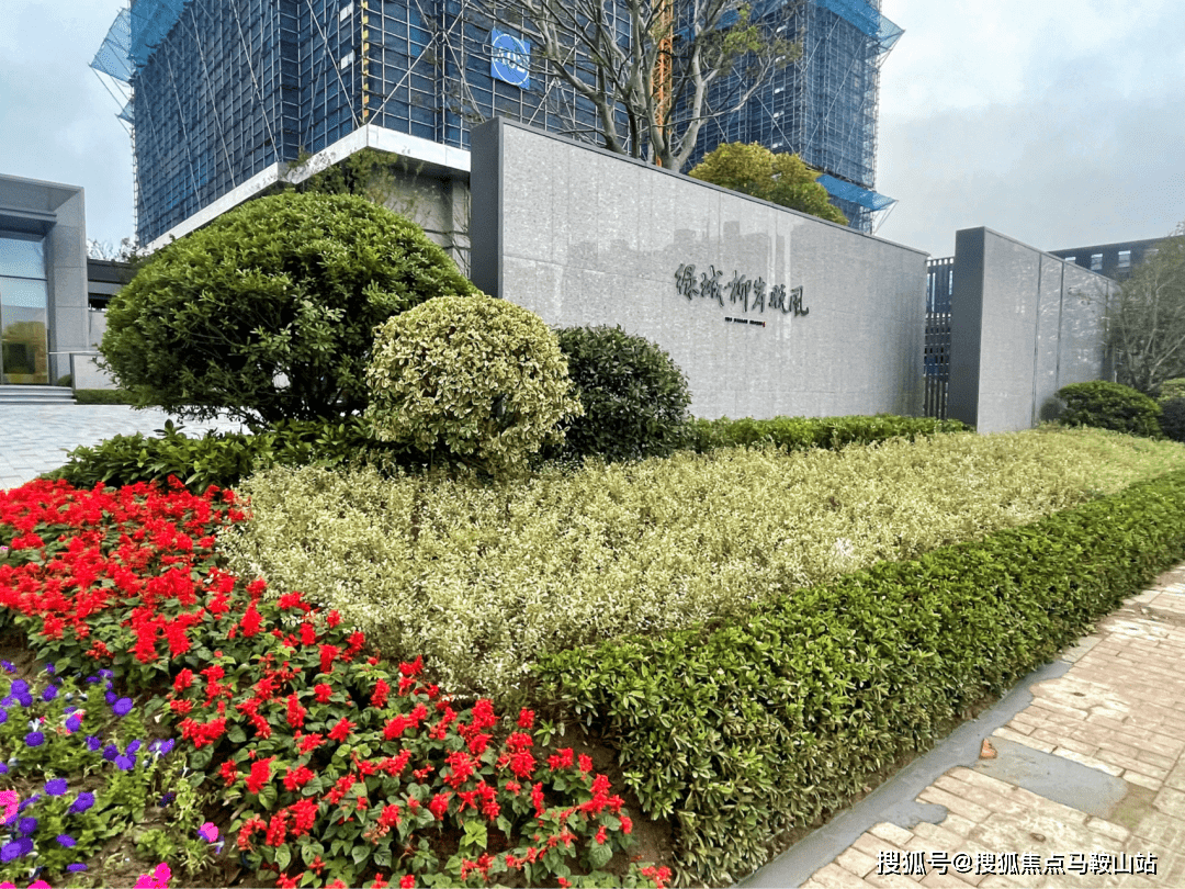 小区大门对面是恒大别墅区及景观河,与小区东侧横河相呼应.