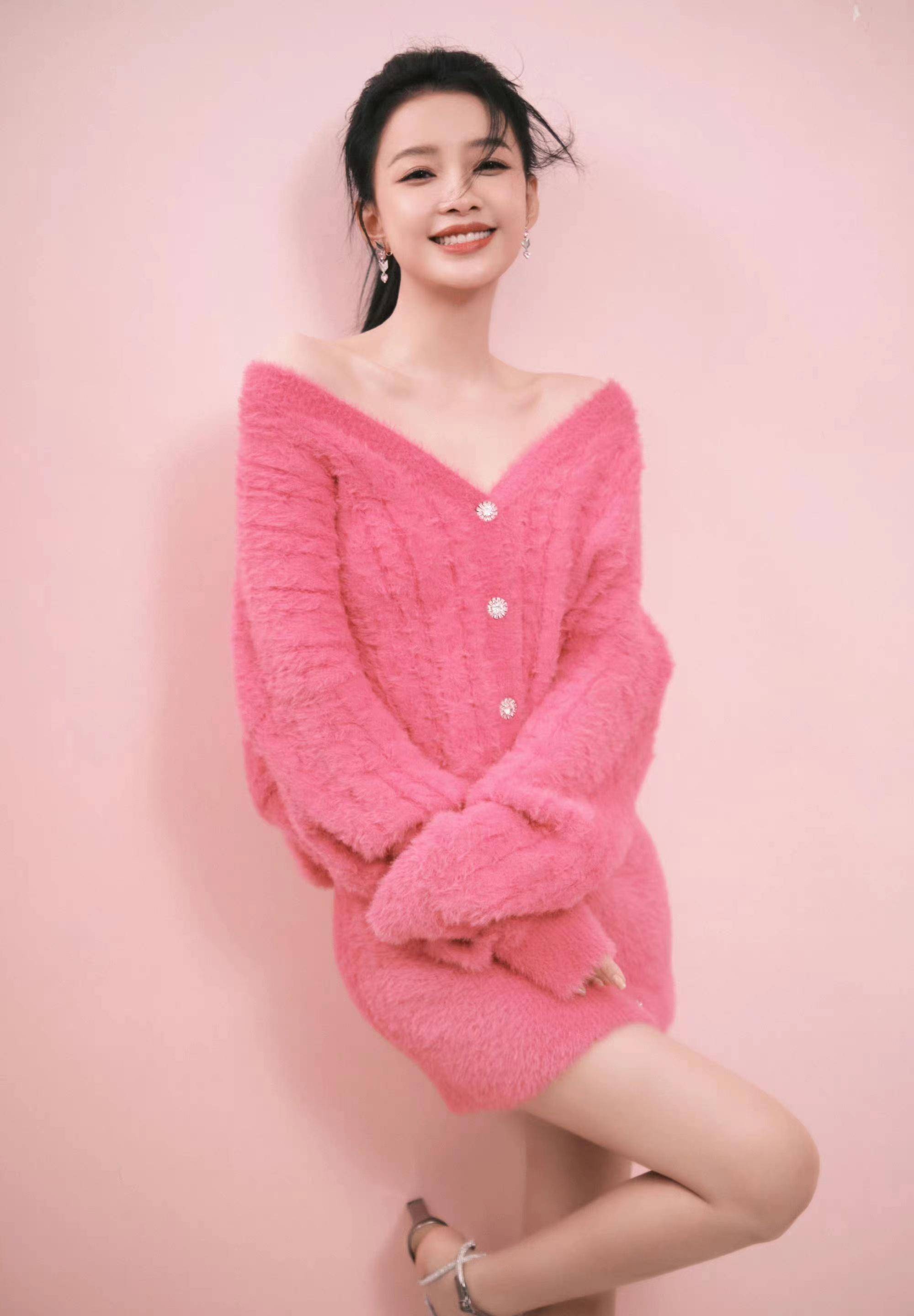 孙怡也太少女了吧穿一条玫红色毛绒裙甜美气质又减龄