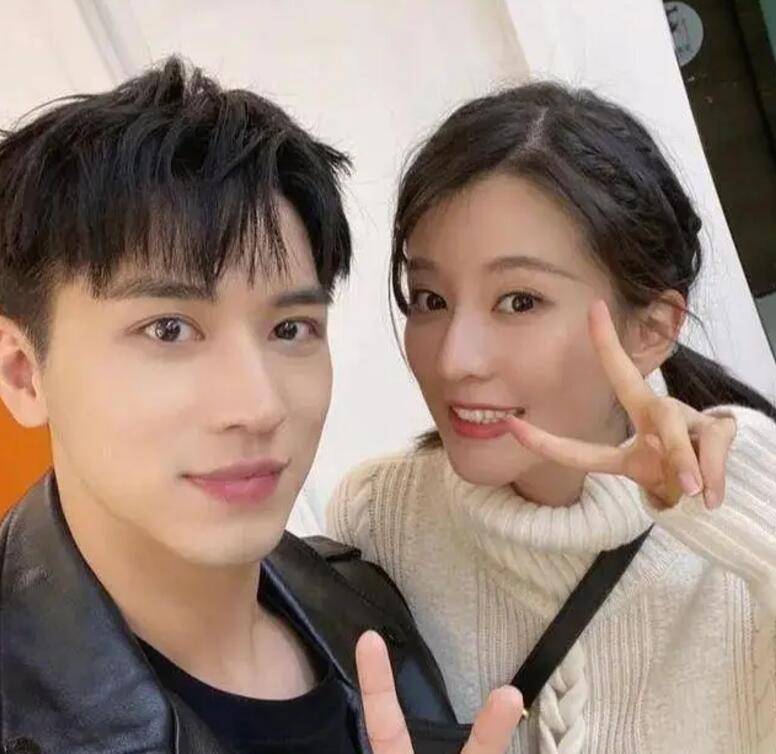 《风起霓裳》之后,古力娜扎又和刘以豪合作了《十二谭》,这是一部民国