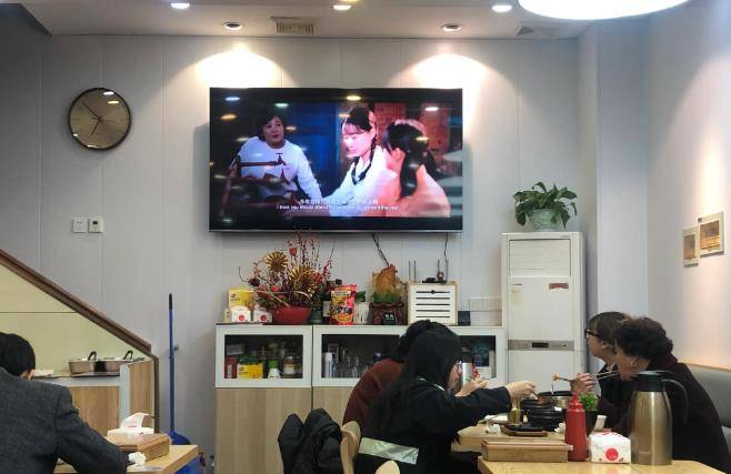 "枪版"《你好李焕英》流出,成为饭馆揽客神器,清晰度不输影院_电影