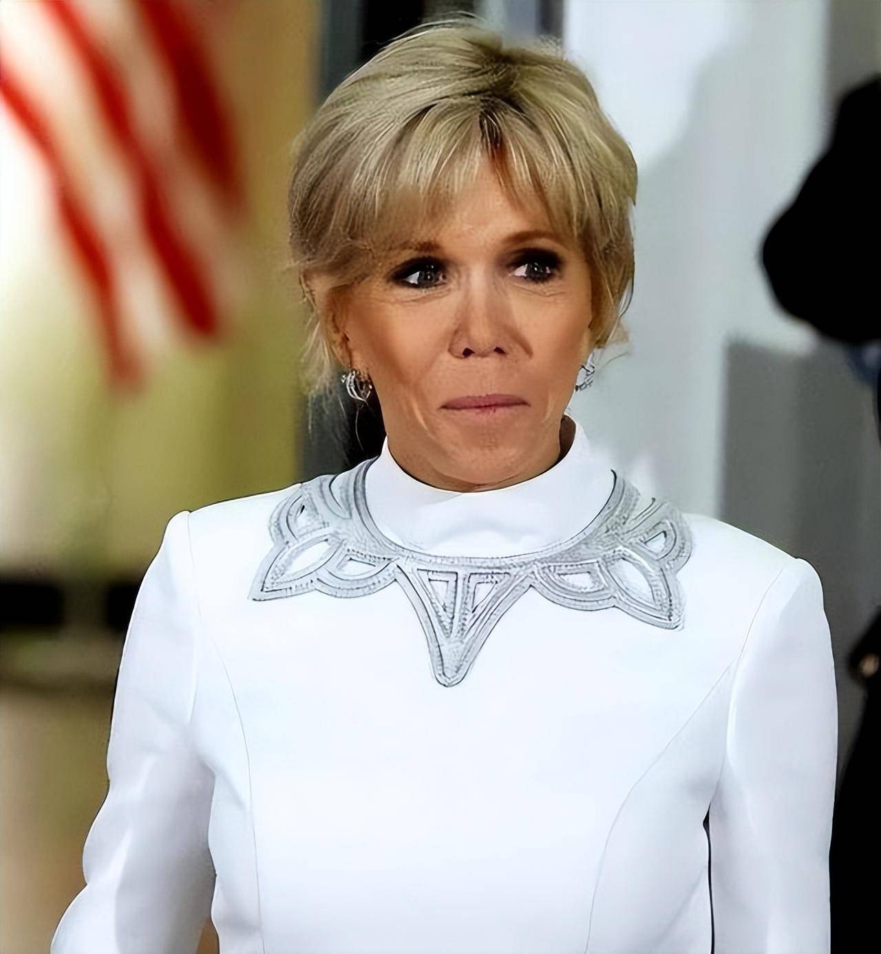 69岁布丽吉特罕见盘发真显嫩,穿白裙同框美国第一夫人,抢了风头_吉尔