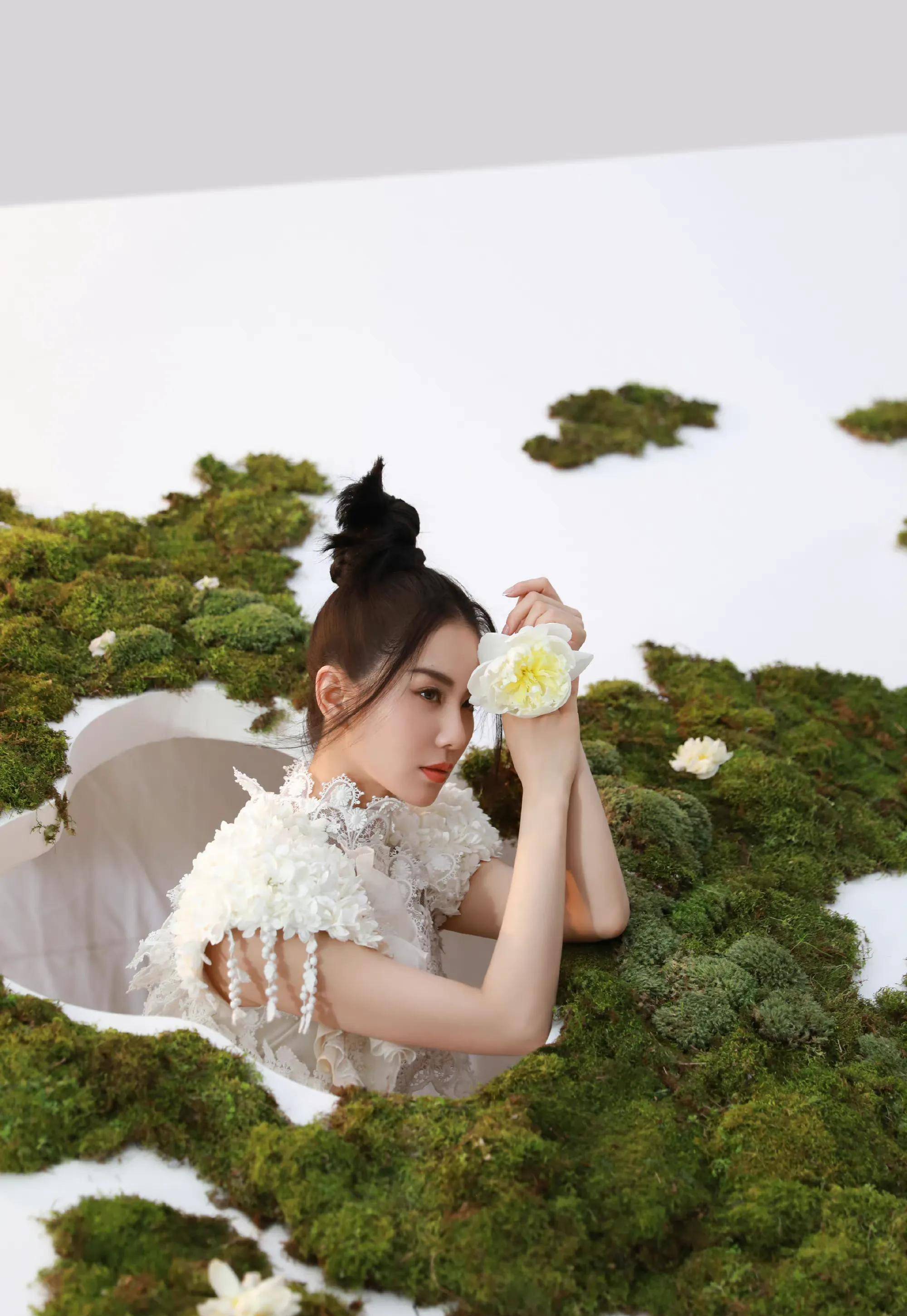 刘诗诗四月时尚芭莎封面好优雅美丽,却被网友嘲四眼空洞似木偶?