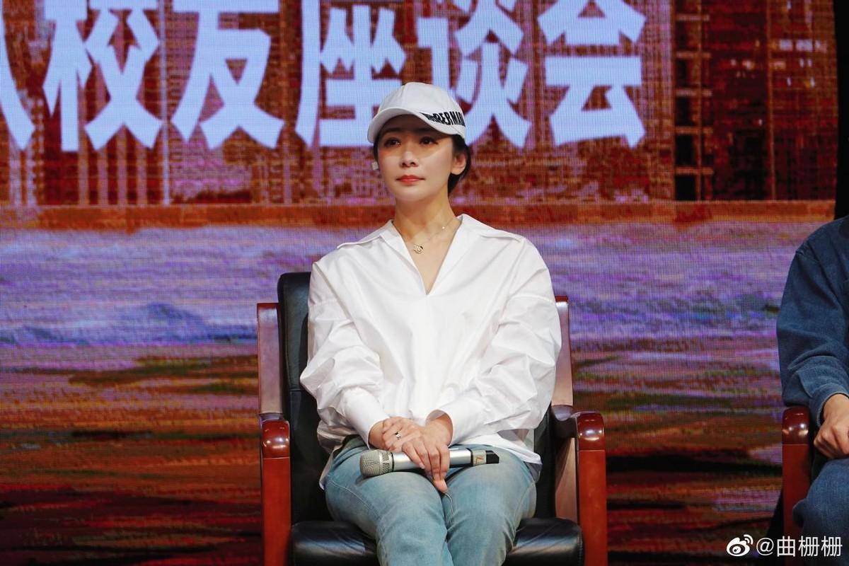 她当天一袭白色衬衣,牛仔裤,鸭舌帽的极简休闲穿搭,现场就呼声不断,剧