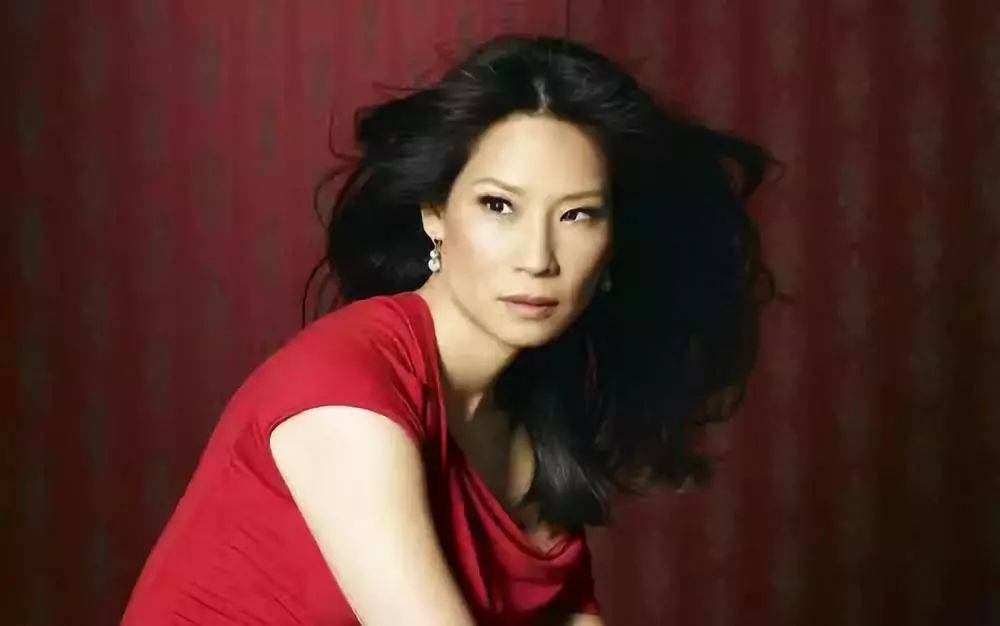 刘玉玲近照撞脸董明珠,笑出皱纹身材紧致,丝毫不像是52岁的人_照片