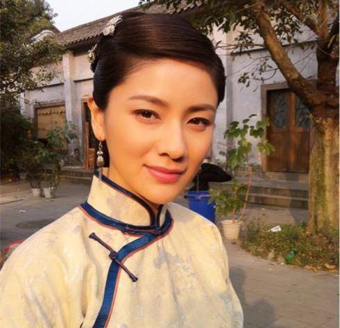 胡可带儿子现身机场大妈装,"秋裤"抢风头显家世?_沙溢印_家庭_因为