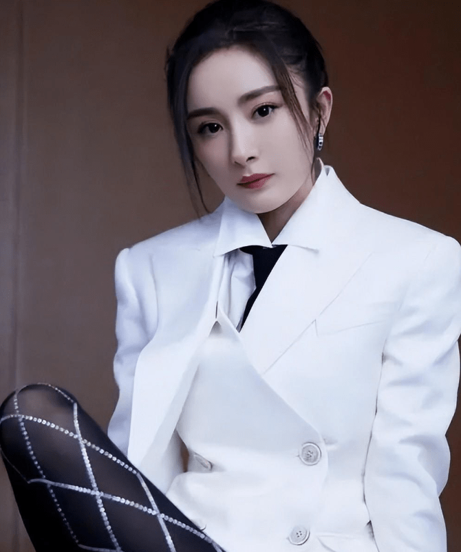 杨幂妥协粉丝,减少参与综艺录制,可黑粉不依不饶变着法攻击杨幂_回应