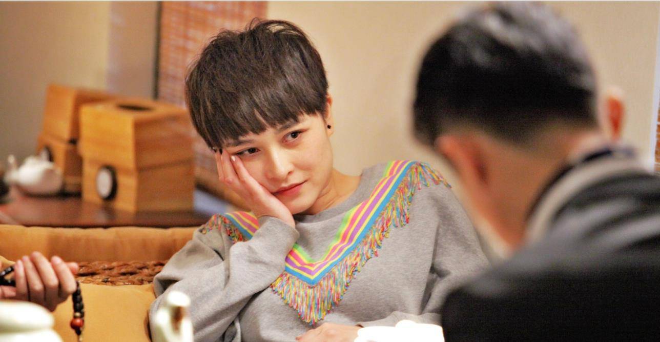 38岁超女重回老家落泪,家中还有自己的海报,曾是全国十强人气王_厉娜