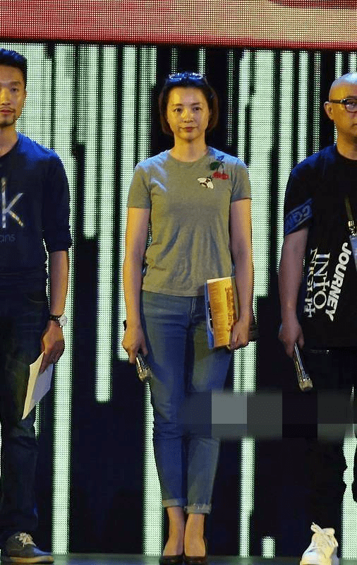 董卿素颜仍比村妇要漂亮得多,但跟舞台反差大,叉腰站立没书卷气_显得