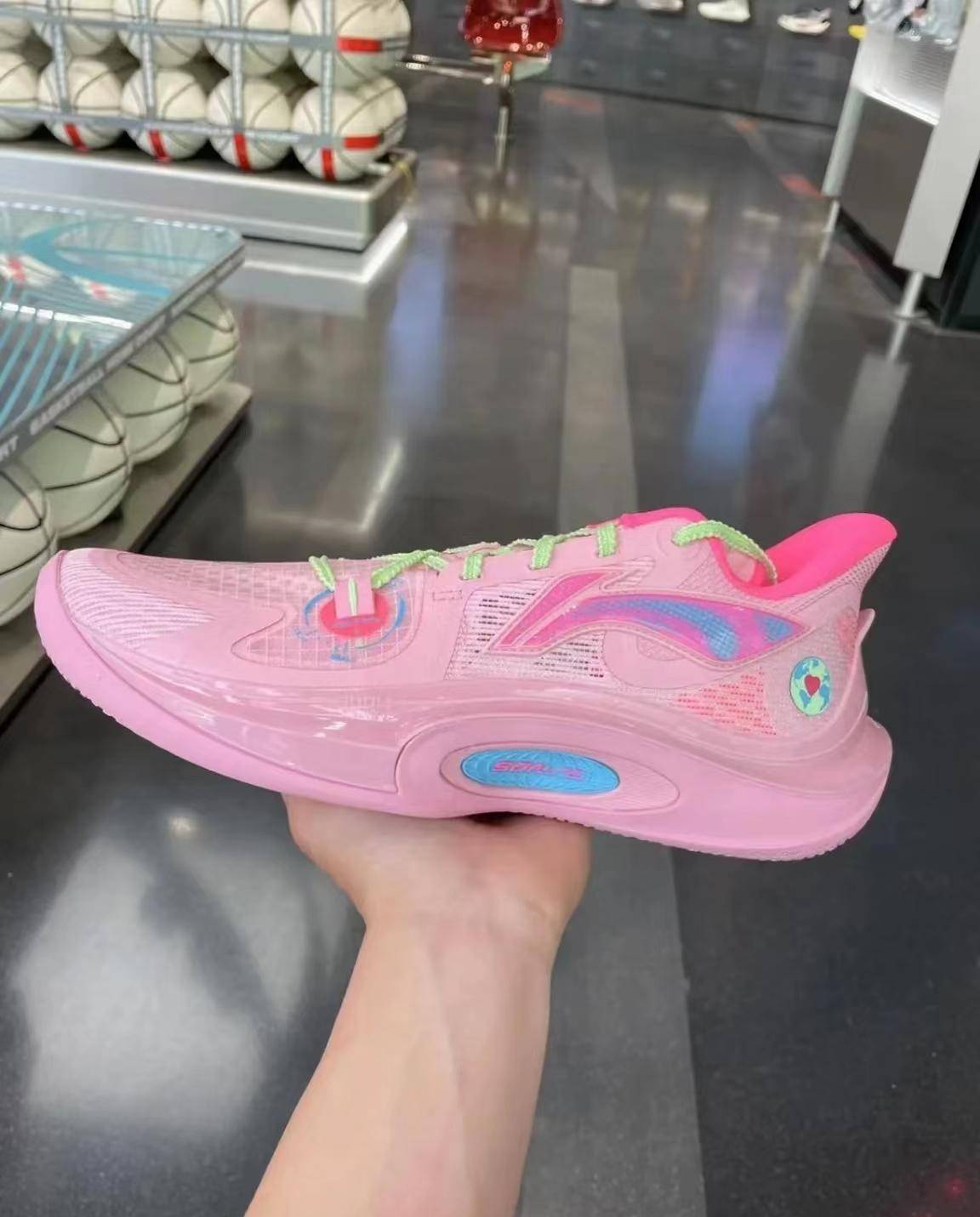 这双李宁音速11"地球日"配色的鞋面部分,选用了大面积的粉色作为球鞋