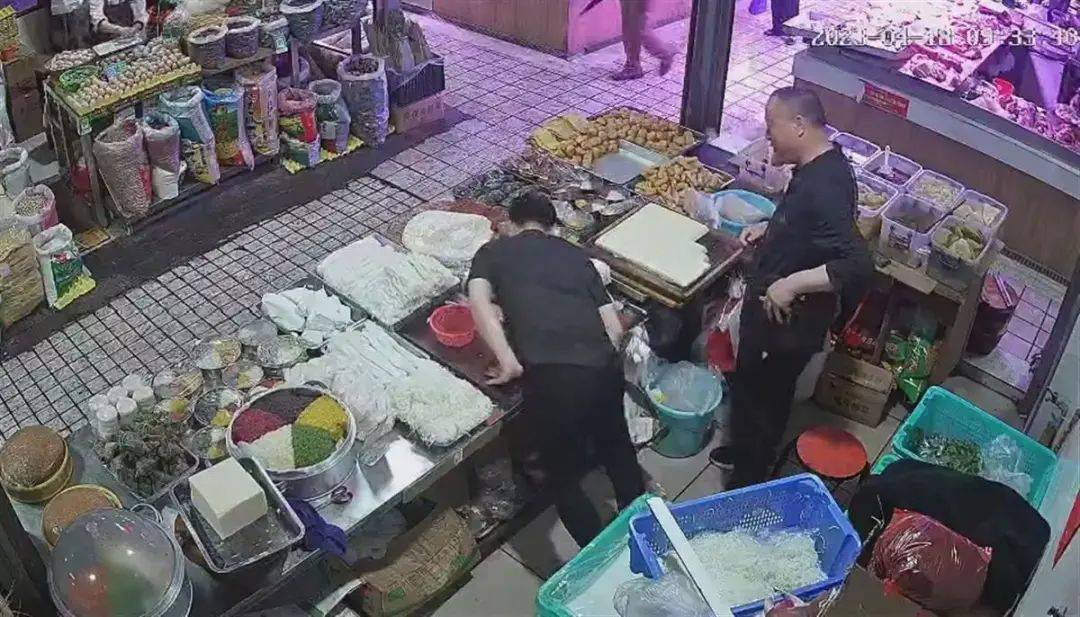 官方通报摊主被陌生人贴膏药后晕倒（官方通报摊主被陌生人贴膏药后晕倒rrz）