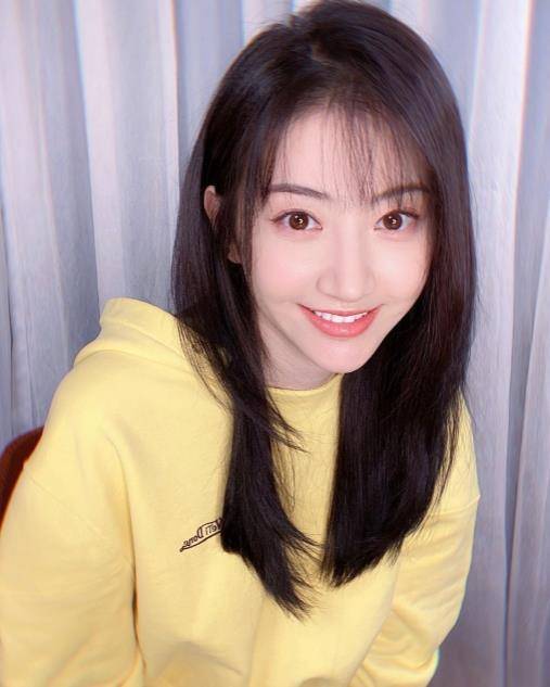 景甜心血来潮用原相机自拍,离开美颜滤镜,镜头拉近:确定31岁?