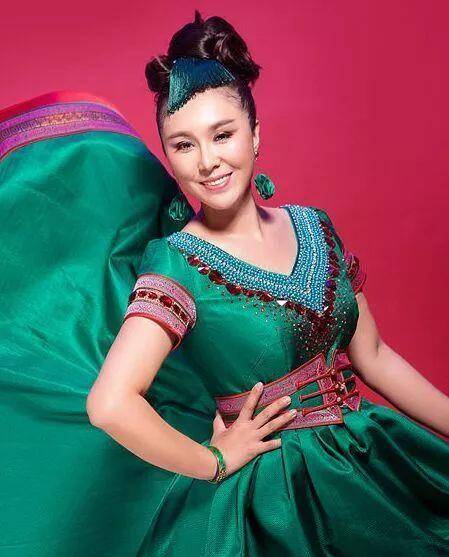 从她在乌兰托娅的日常生活来看,穿着朴素,卷发,充满女人味,享受现在的