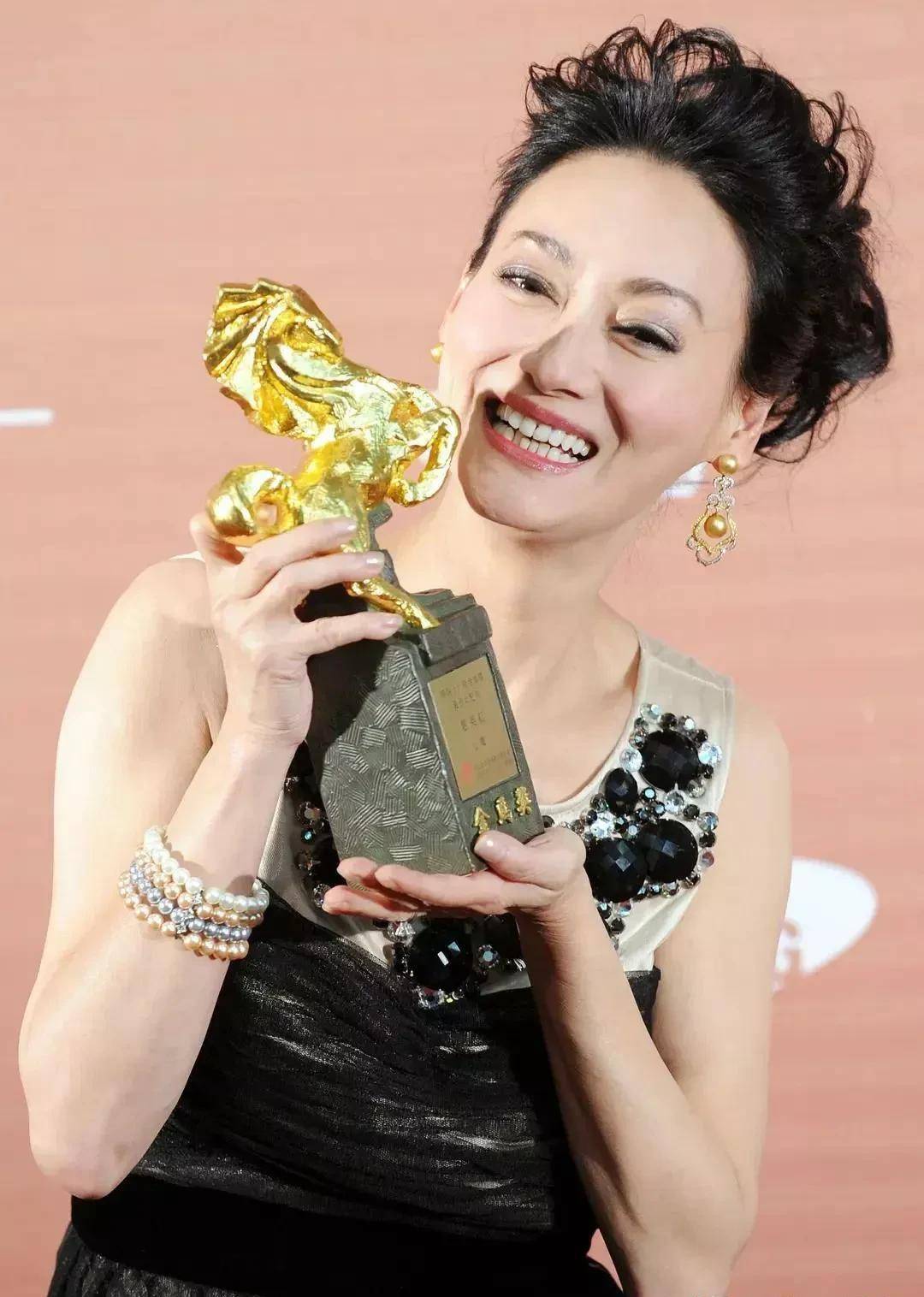 惠英红3岁乞讨,但已演219部影视剧,为何要苦等这个特殊的人未婚_水兵