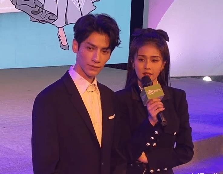 罗云熙白鹿现身见面会,戏外互动依旧高甜,戏外也单膝求婚?