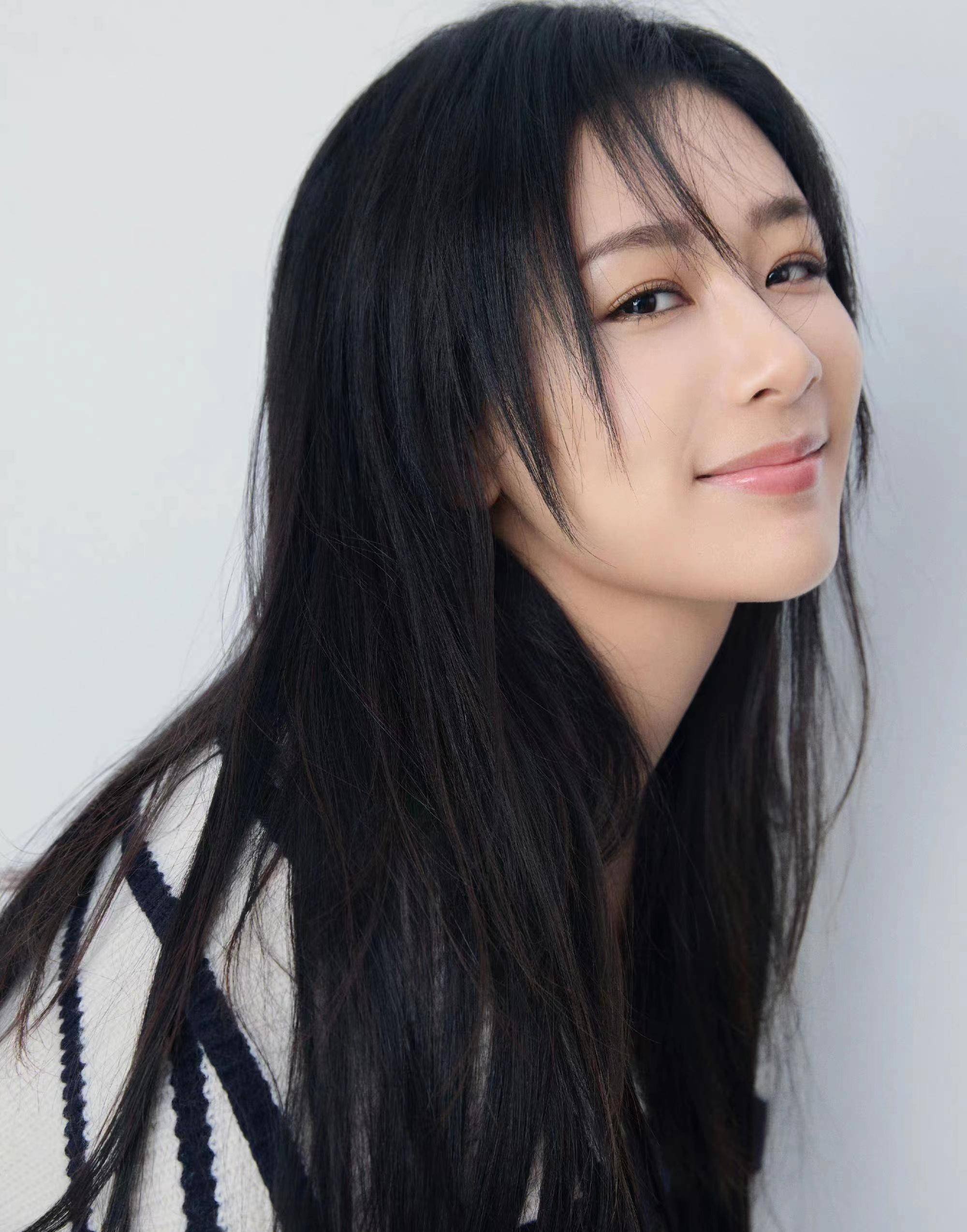 杨紫30岁生日写真曝光,穿条纹针织毛衣,搭及腰长发太美了_造型_发型