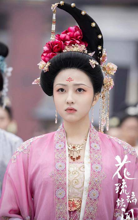 如今,她在《花琉璃轶闻》中,成为了众人口中的"小肥羊"嘉敏郡主.