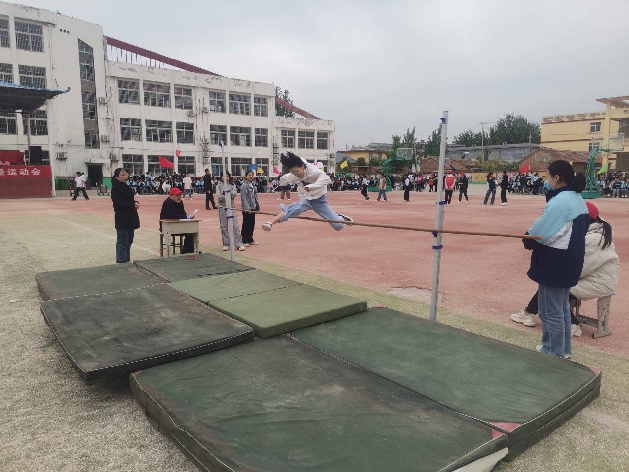 鄄城县临濮镇临濮中学"阳光运动,强健体魄"2023年春季运动会_比赛